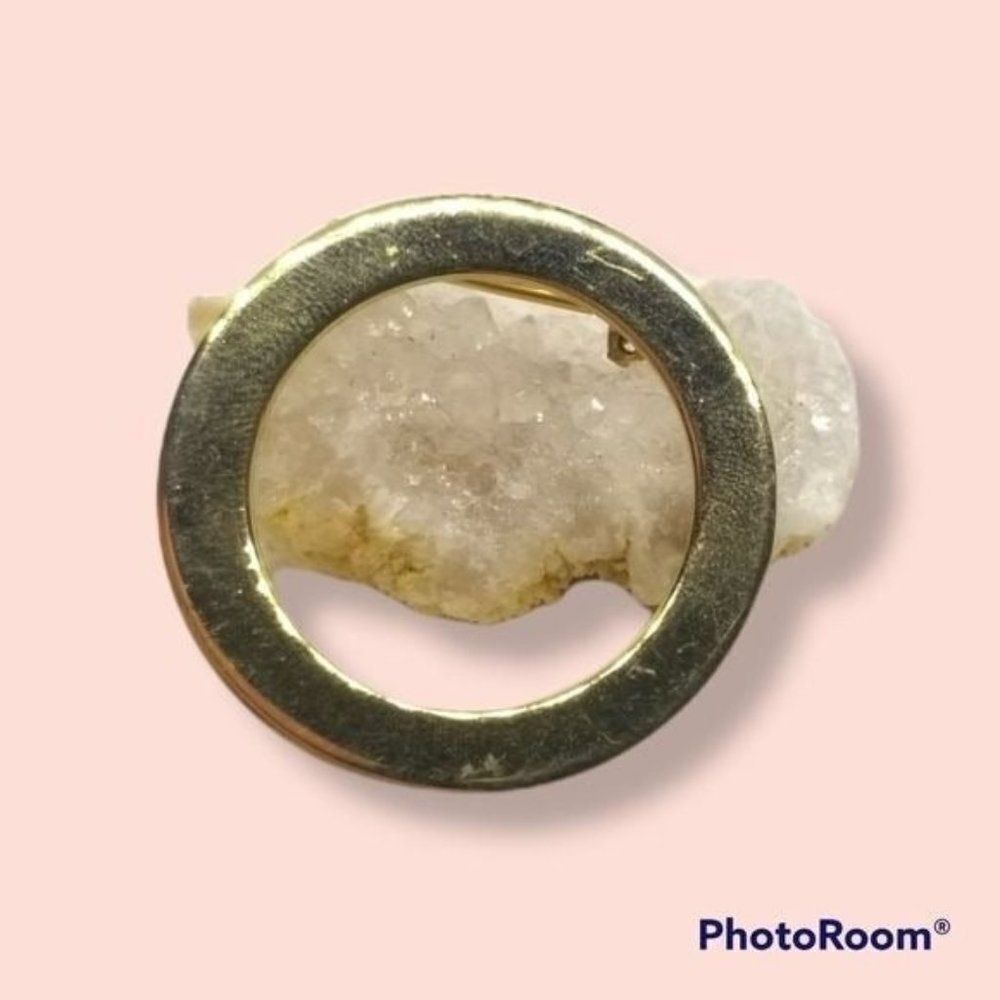 Vintage gold wreaf round brooch‎